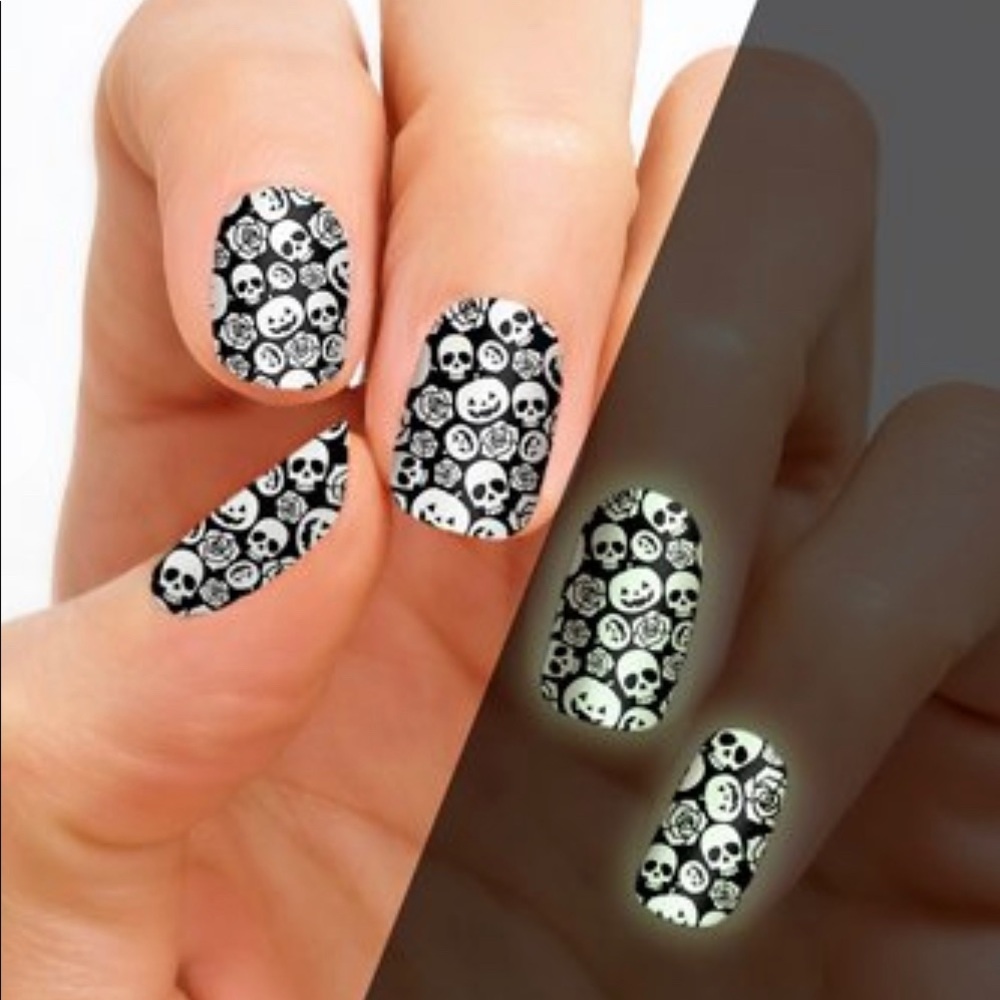 Extremely rare! HTF! Salem Secrets Nail Strips!